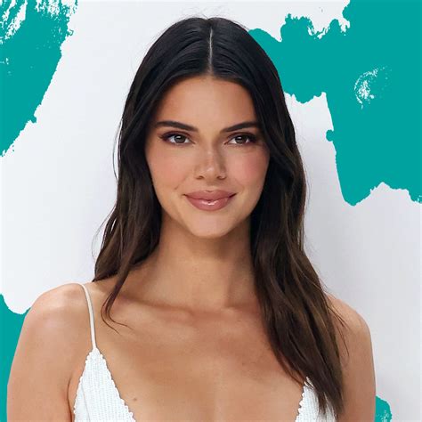 kendall nuda|Kendall Jenner poses naked for sultry mirror video as fans go。